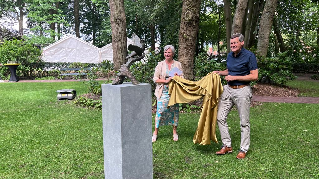 Foto: Beeld van doorleefde handen krijgt centrale plek in opgeknapte tuin van hospice Nunspeet