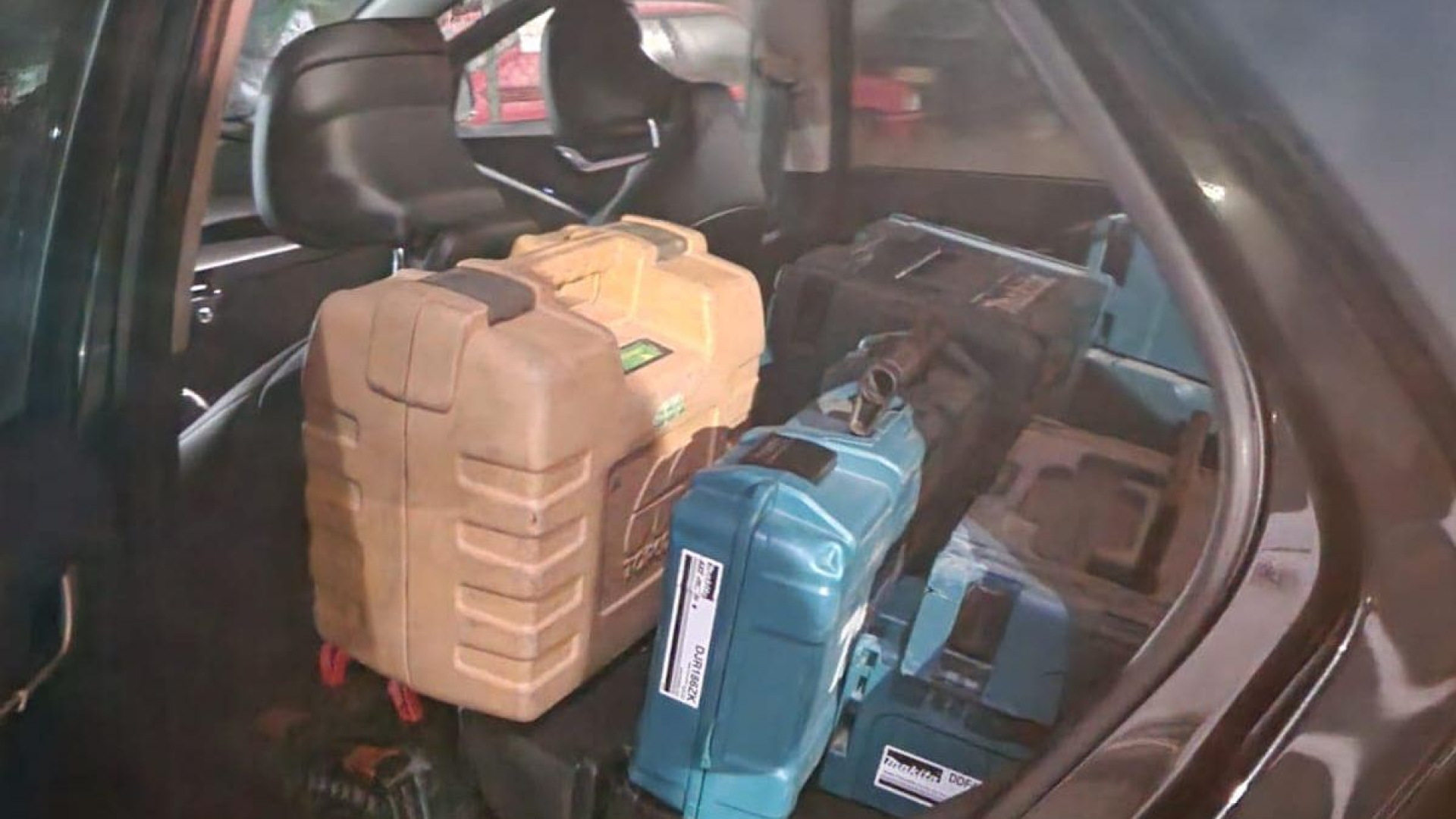 Foto: Oplettende buurman en politie houden leegroof auto tegen