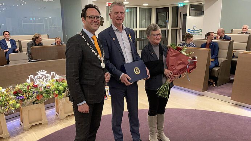 Foto: Koninklijke Onderscheiding voor vier vertrekkende gemeenteraadsleden in Harderwijk