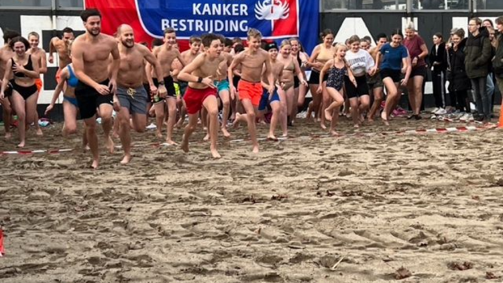 Foto: Van Kinsbergen College neemt duik in Veluwemeer voor KWF