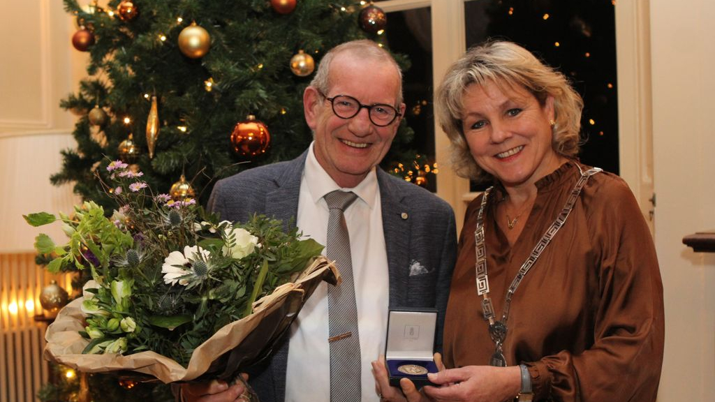 Foto: Oldebroekse erepenning voor IJsselvliedtvrijwilliger Mathieu Vanderlinden