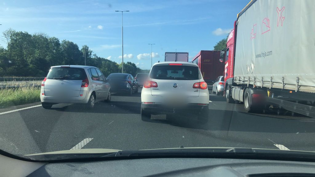 Foto: Vrachtwagen met betonplaten zorgt voor ellende op snelweg