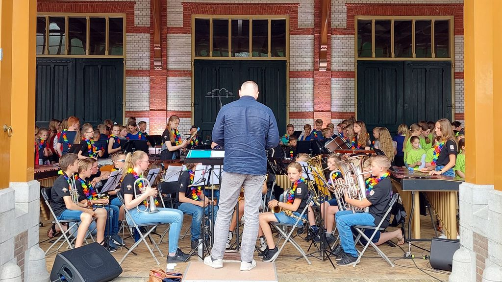 Foto: Da Costaschool Elspeet en slagwerkensemble Elspeet treden op ter ere van koningin