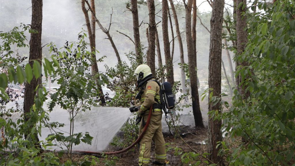 Foto: Brandweer rukt groots uit voor bermbrand