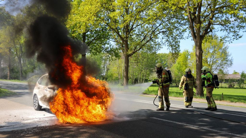 Foto: Auto vliegt in brand tijdens proefrit in Doornspijk