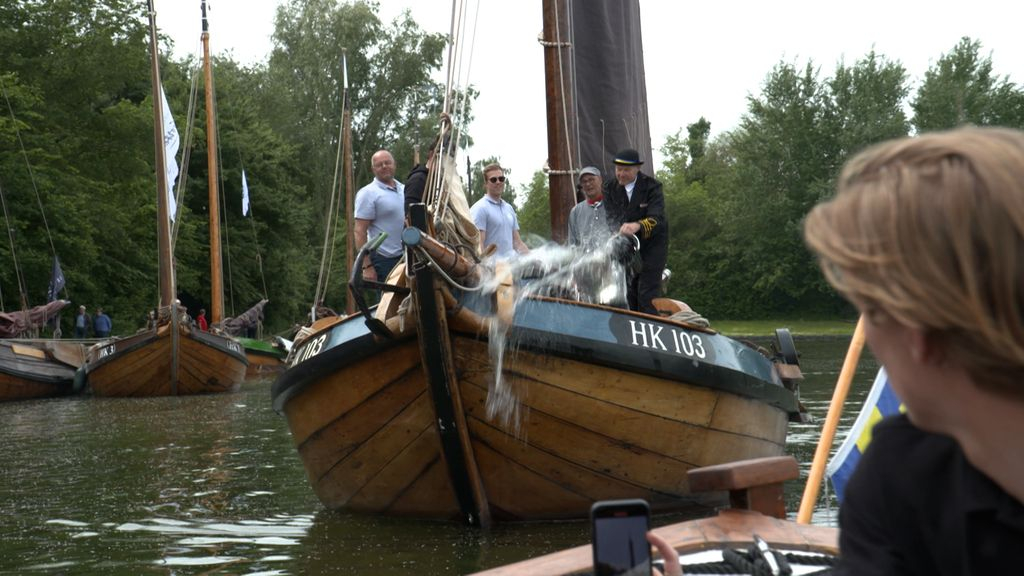Foto: Dit 130 jaar oude schip vaart eindelijk weer in Harderwijk