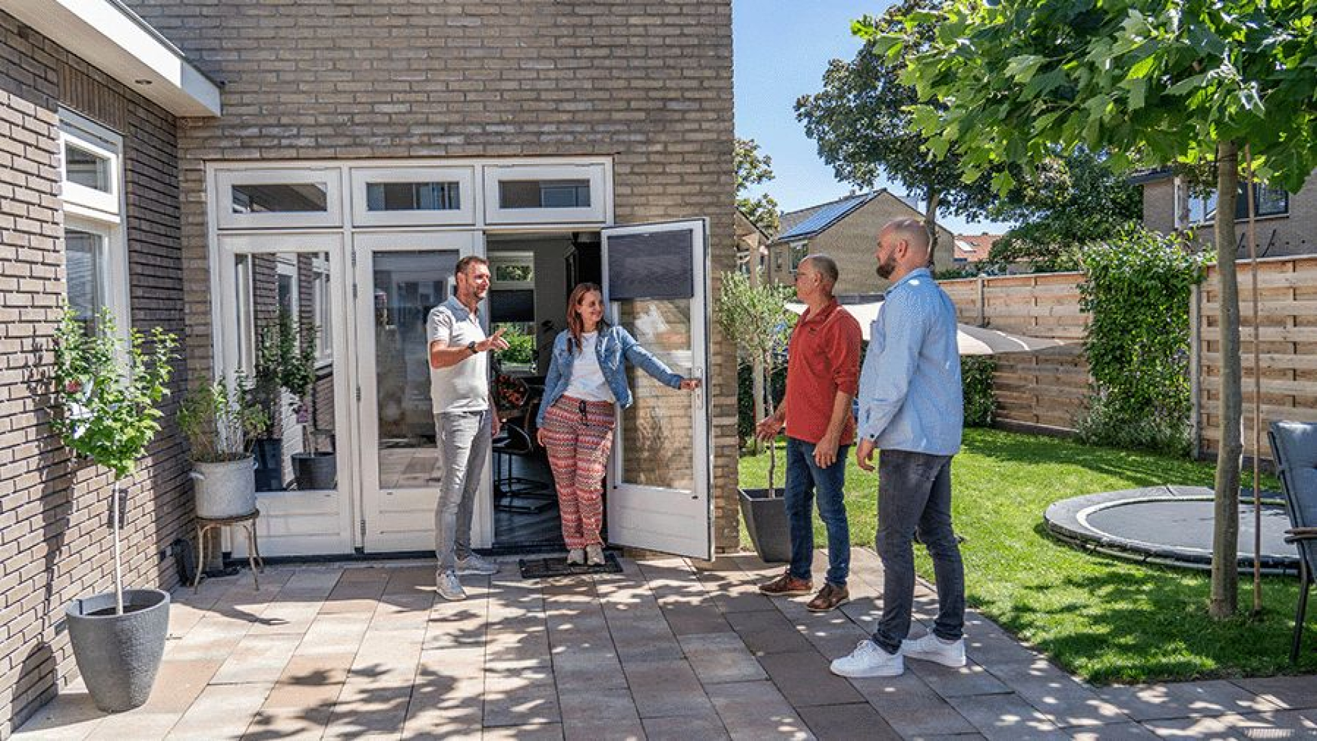 Foto: Binnenlopen en rondkijken bij mensen met een duurzame woning