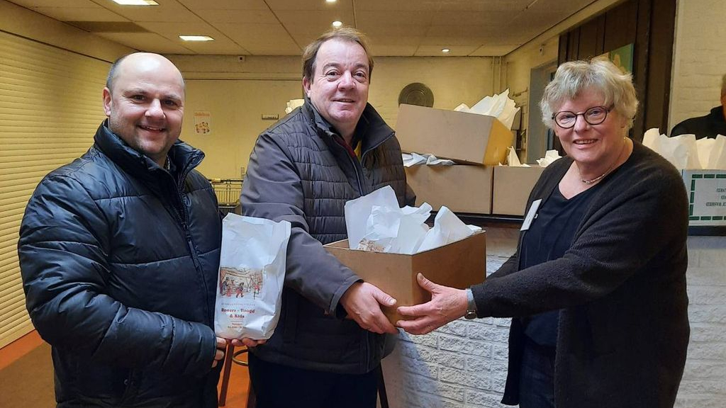 Foto: Leemans trakteert Voedselhulp Nunspeet op zakken oliebollen