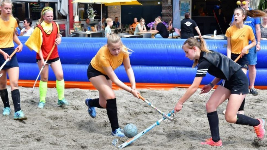 Foto: Beachhockey op het Plein