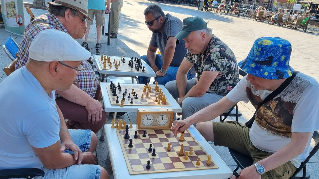 Foto: Gezellige schaakinstuif op het plein in Nijkerk