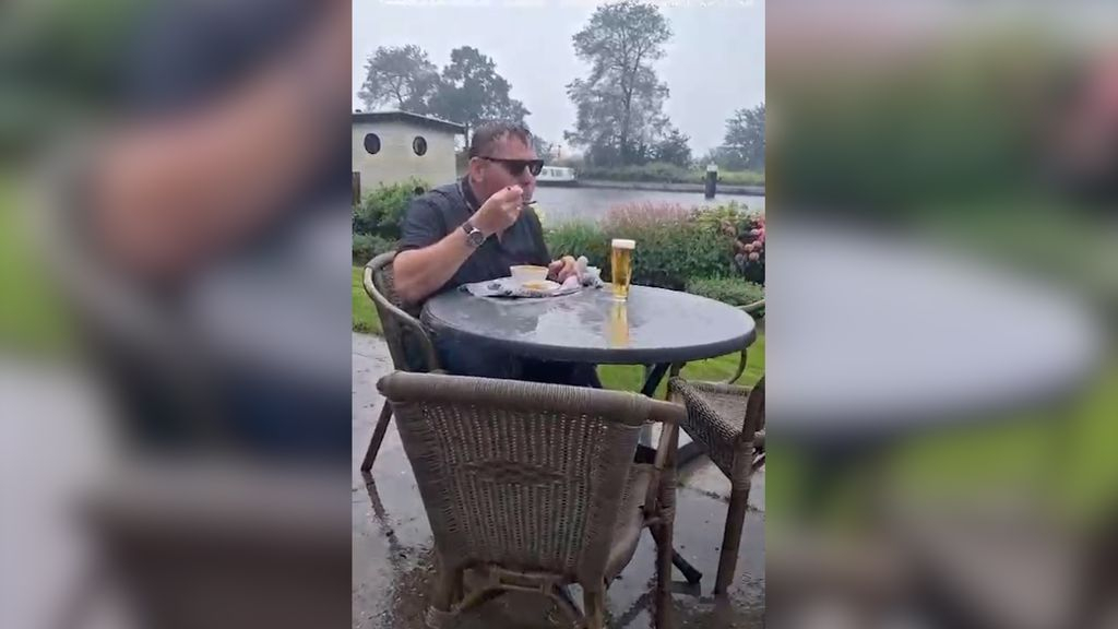 Foto: Dennis drinkt biertje in de stromende regen: 'Om te janken'