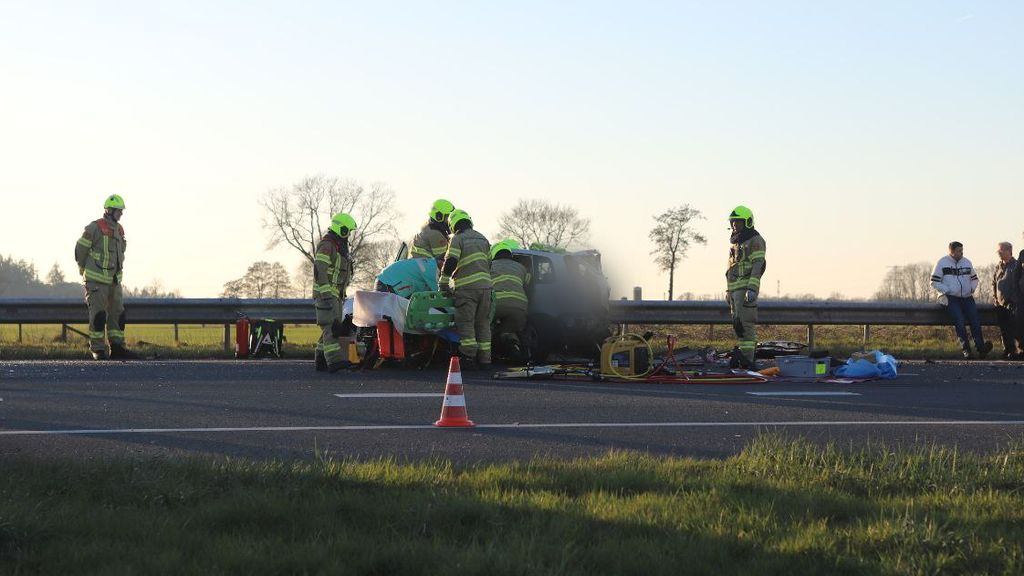 Foto: Ernstig ongeval op A30, slachtoffer uit auto bevrijd