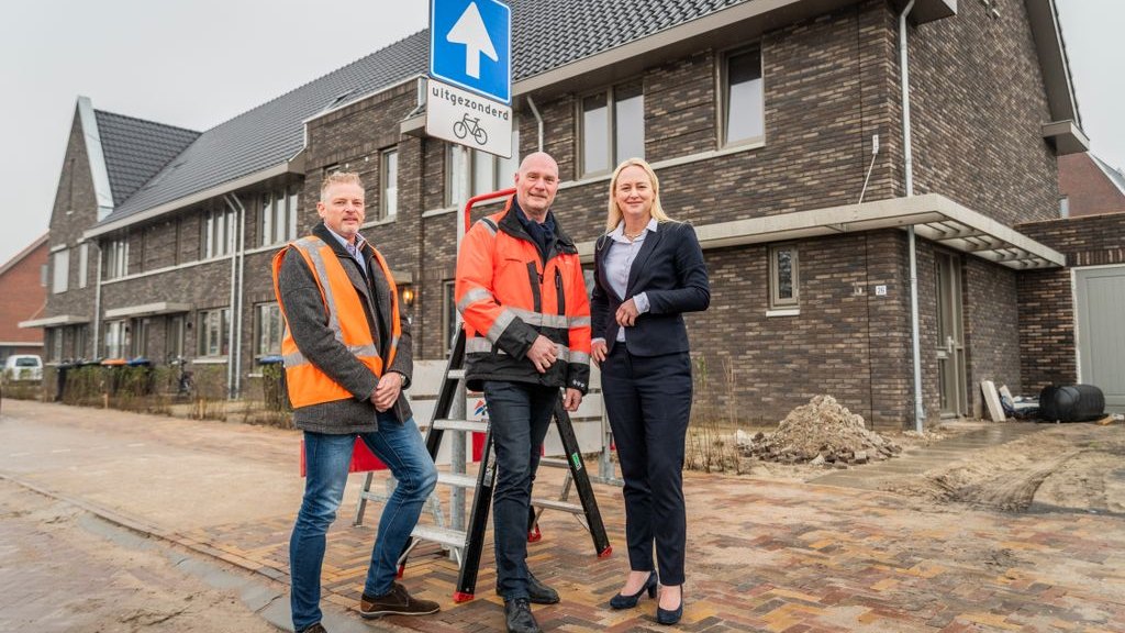 Foto: Duurzame verkeersborden in de nieuwbouwwijk Bloemendal