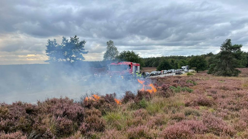 Foto: Heide bij Uddel in brand: aanmaakblokjes gevonden