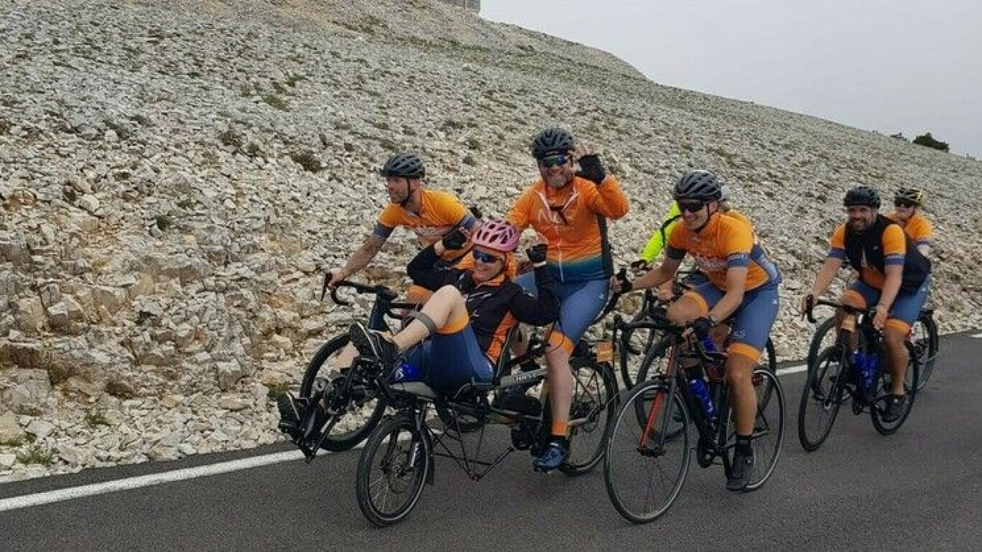 Foto: Nunspeters beklimmen Mont Ventoux voor ALS-onderzoek: 'Zolang het nodig is'
