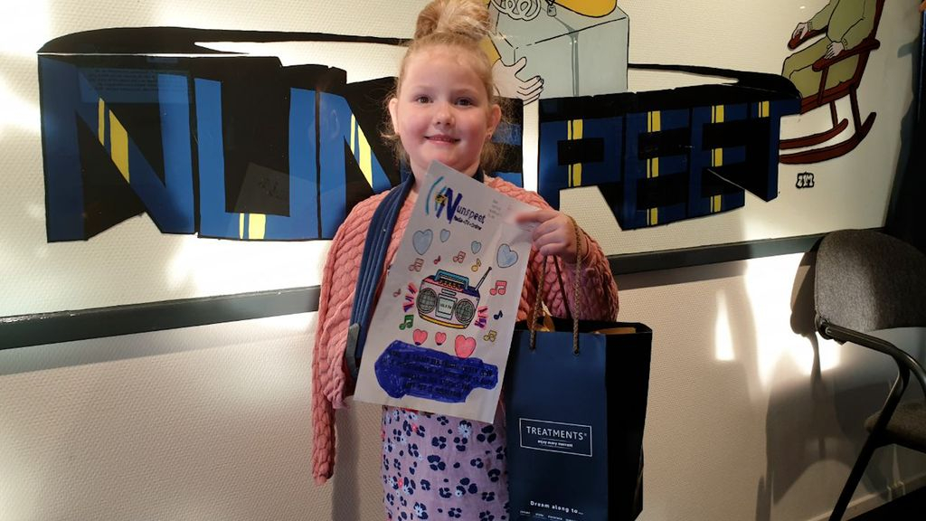 Foto: Emma (6) wint kleurplatenactie en verwent mama Judith met de prijs