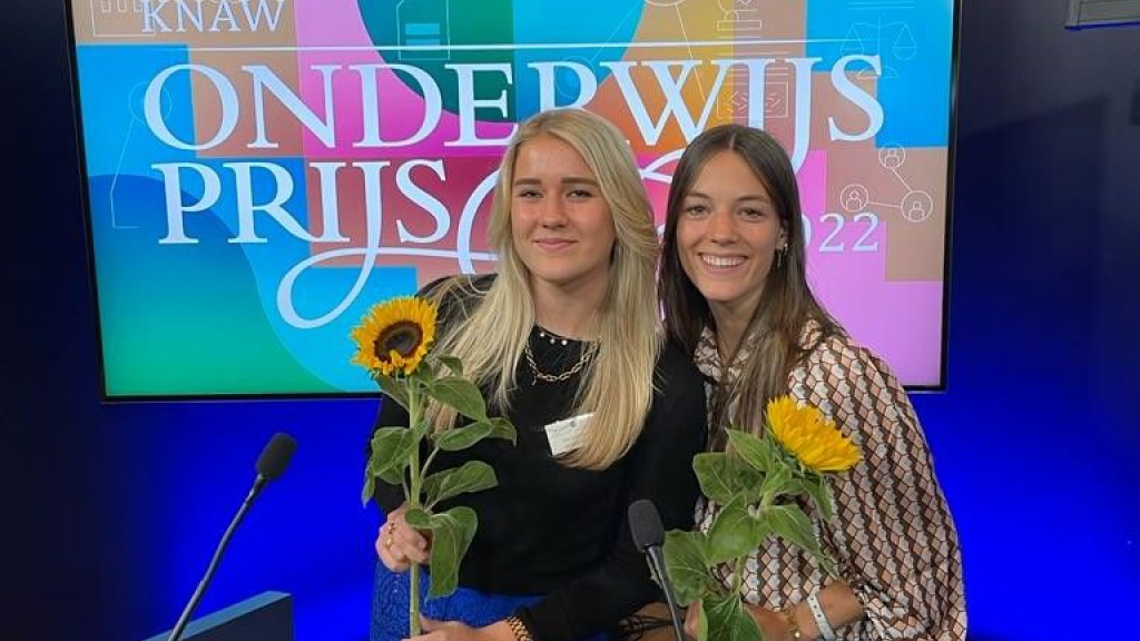 Foto: KNAW Onderwijsprijs voor Nijkerkers Annika en Isa