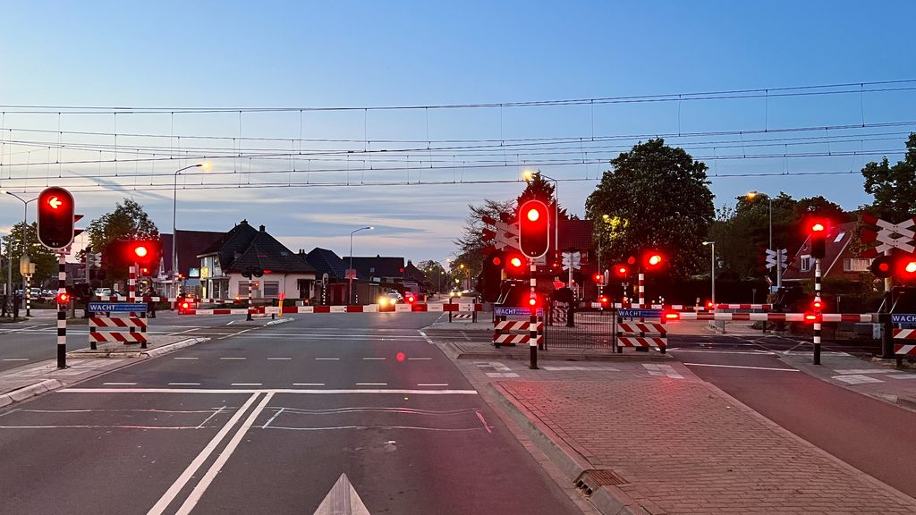 Foto: Rinkelende spoorbomen houden Ermelo hele nacht wakker