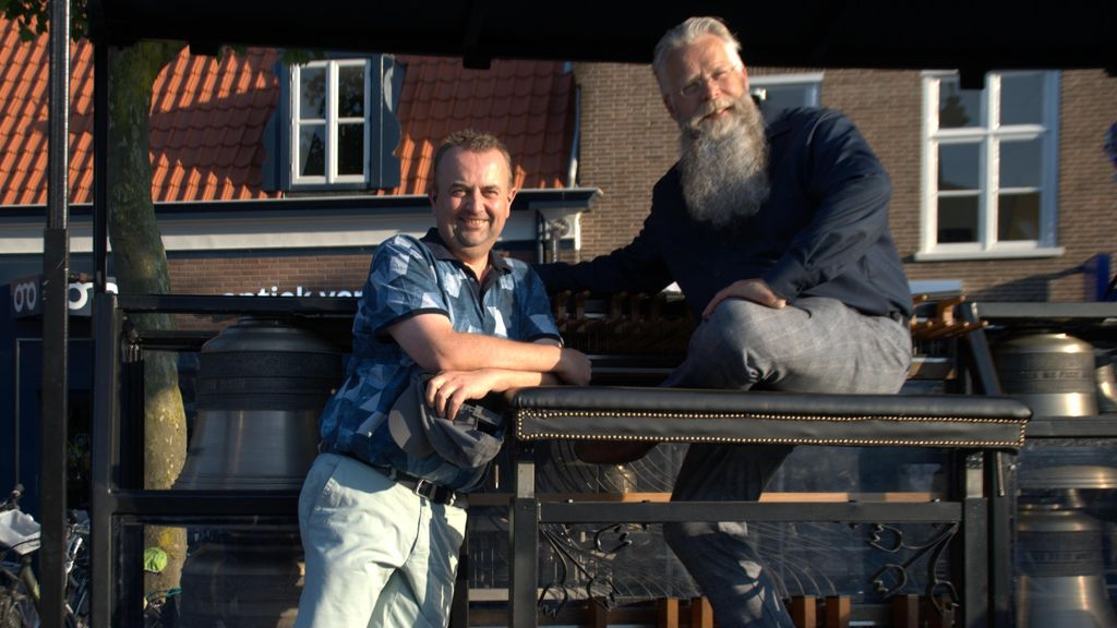 Foto: Opening zomeravondconcerten op mobiel carillon op het plein in Nijkerk