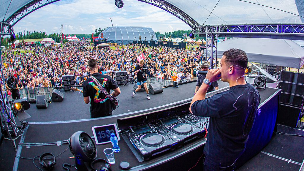 Foto: Hardstyle fans op wenken bediend door Nunspeters Kenneth en Leon op Defqon.1