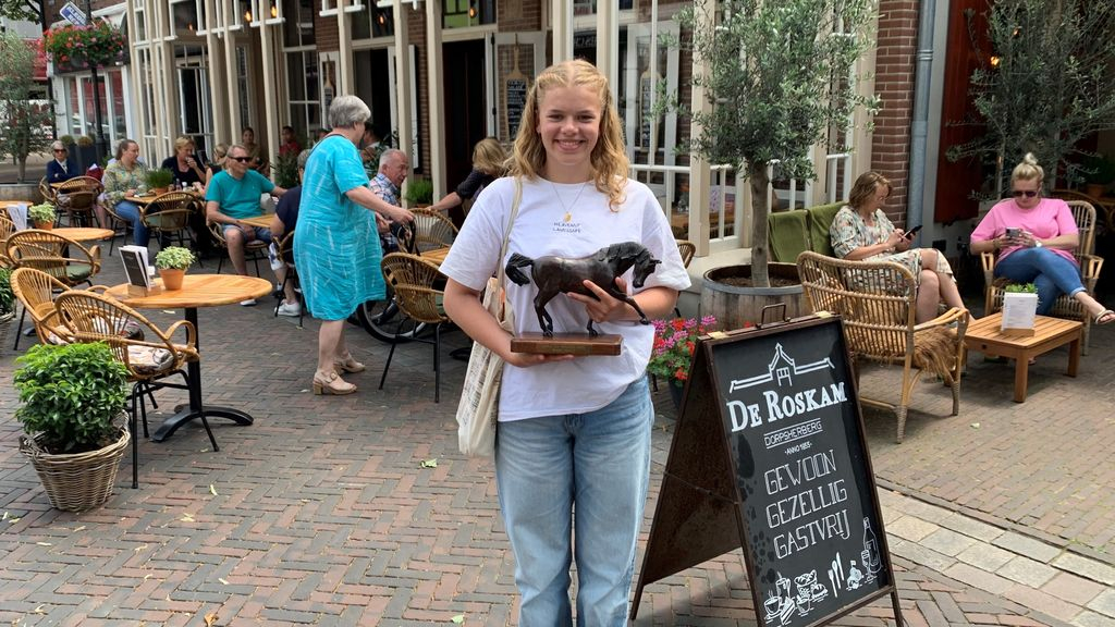 Foto: Nunspeets jong talent Silje Sijs wint trofee