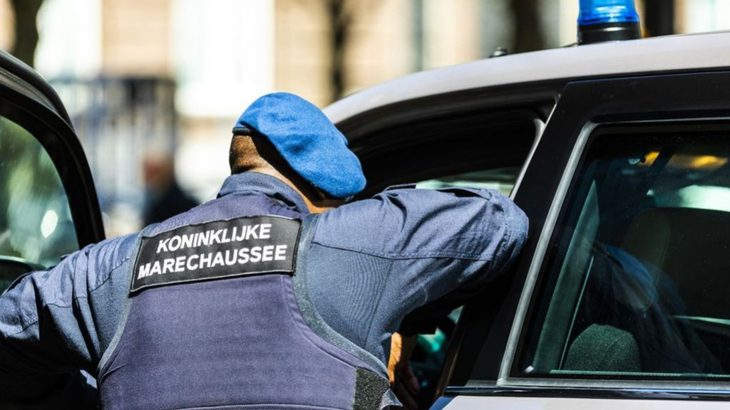 Foto: Corrupte militair die drugs vervoerde moet gevangenis in