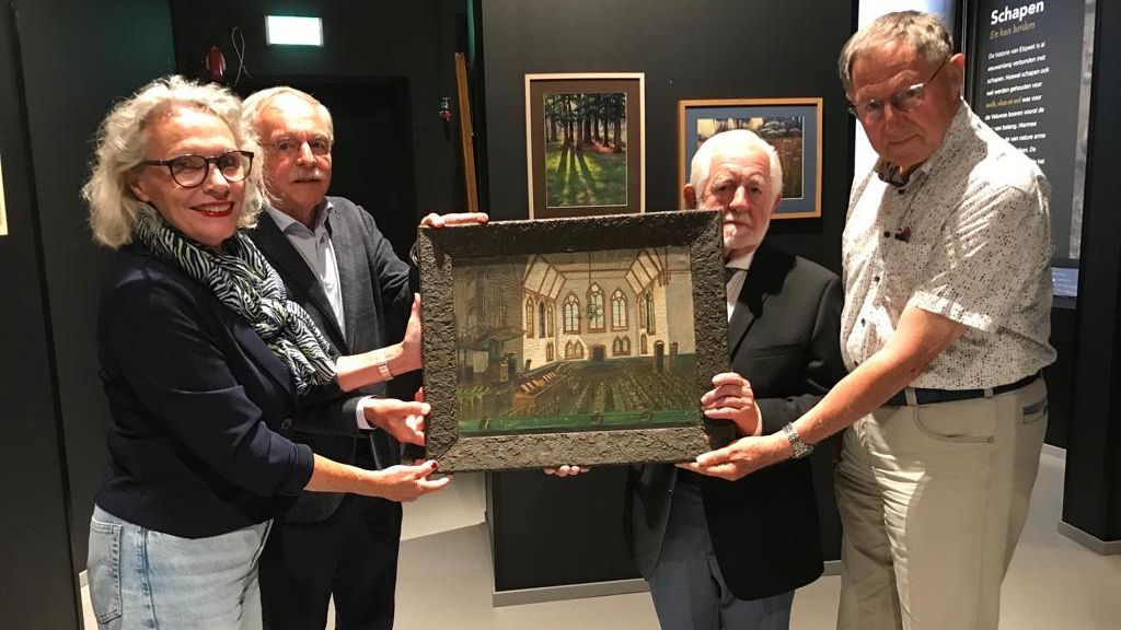 Foto: Kinderen van dominee Lamens komen geschonken schilderijen bewonderen