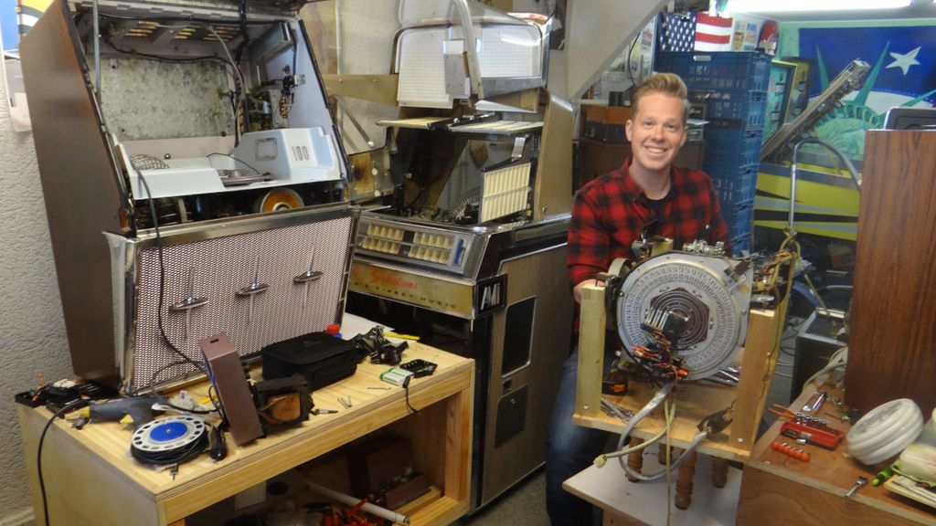 Foto: Vader en zoon Mensink zien jukebox-hobby uit de hand lopen
