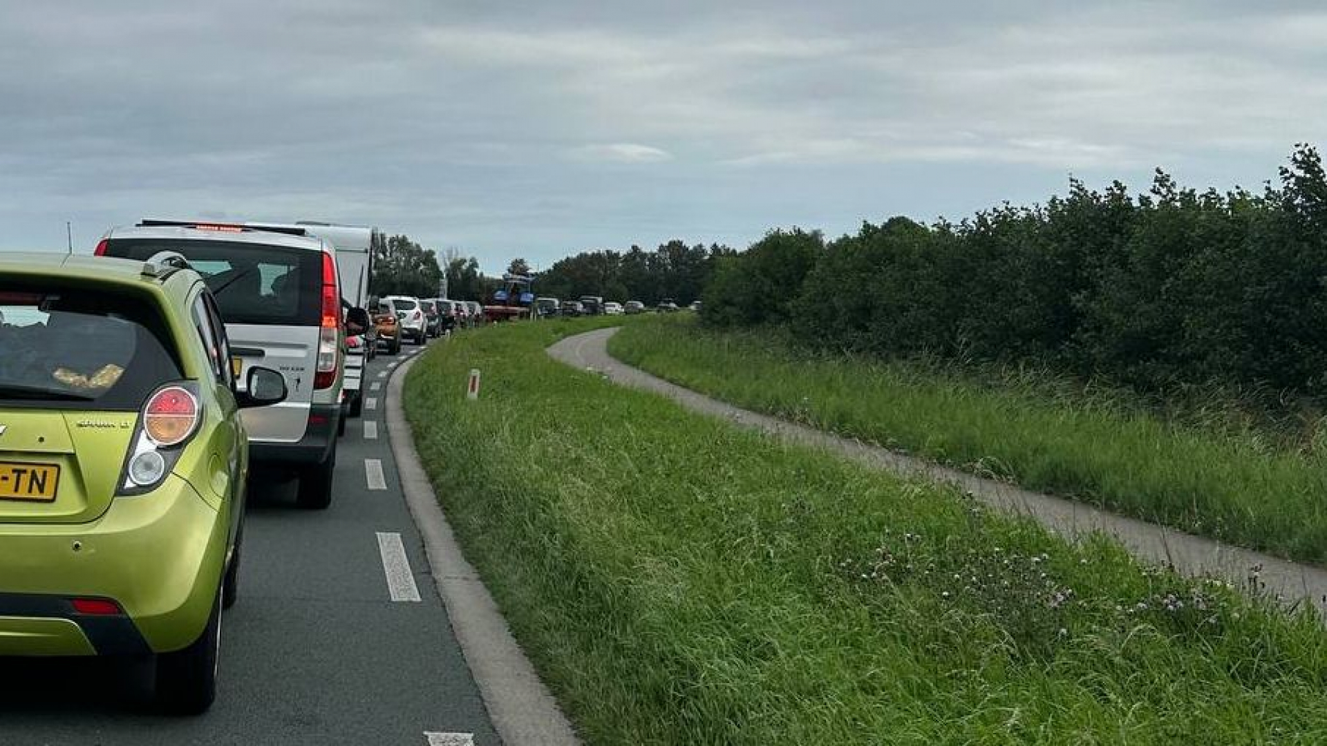 Foto: Filevorming op weg naar Lowlands rond Elburg en Harderwijk