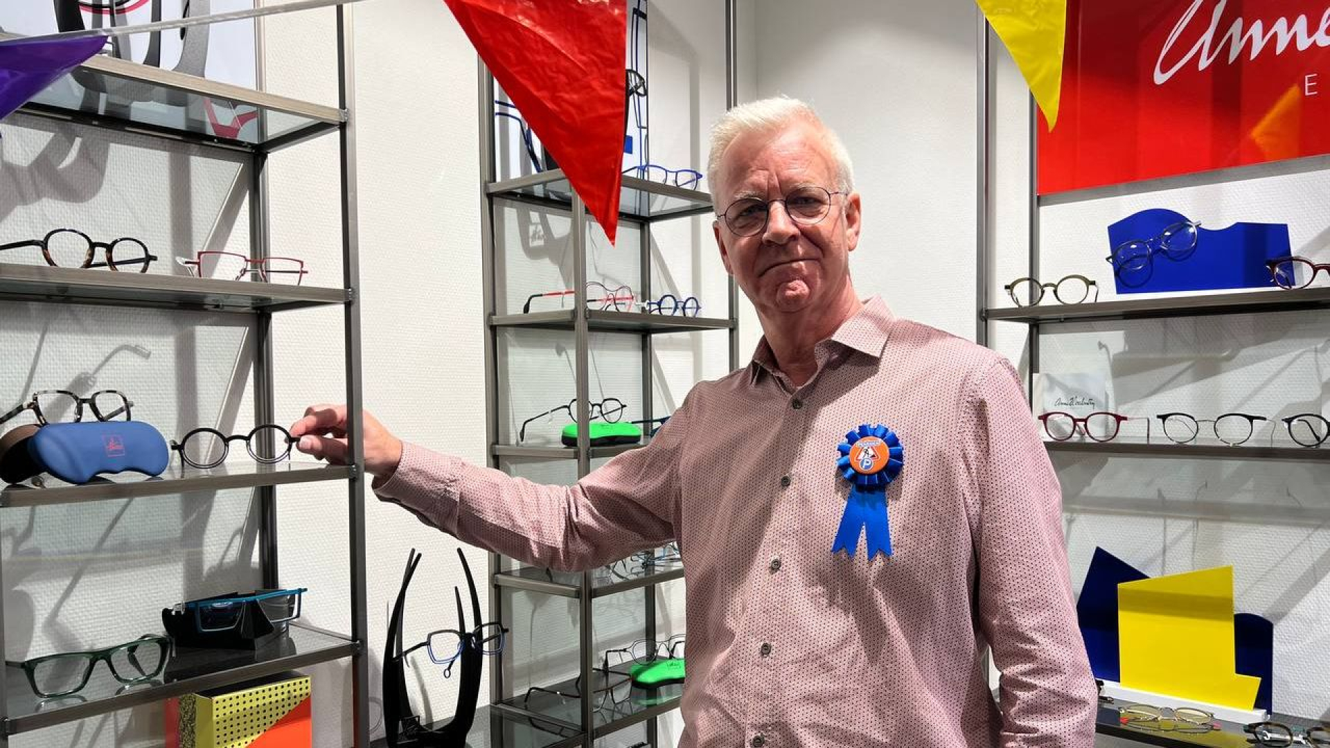 Foto: Kees Bliek na 43 jaar bij Van Veen Optiek met pensioen
