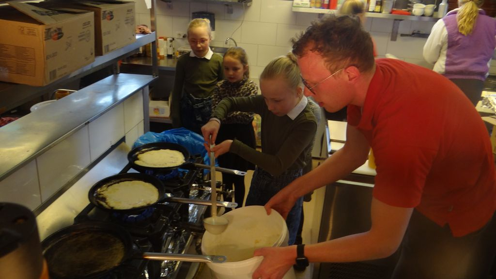 Foto: Kinderen bakken 150 pannenkoeken voor ouderen