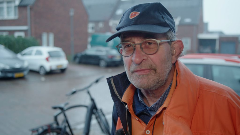 Foto: Postbode Peter raakt zijn vaste rondje kwijt: 'Heb er een traantje om gelaten'