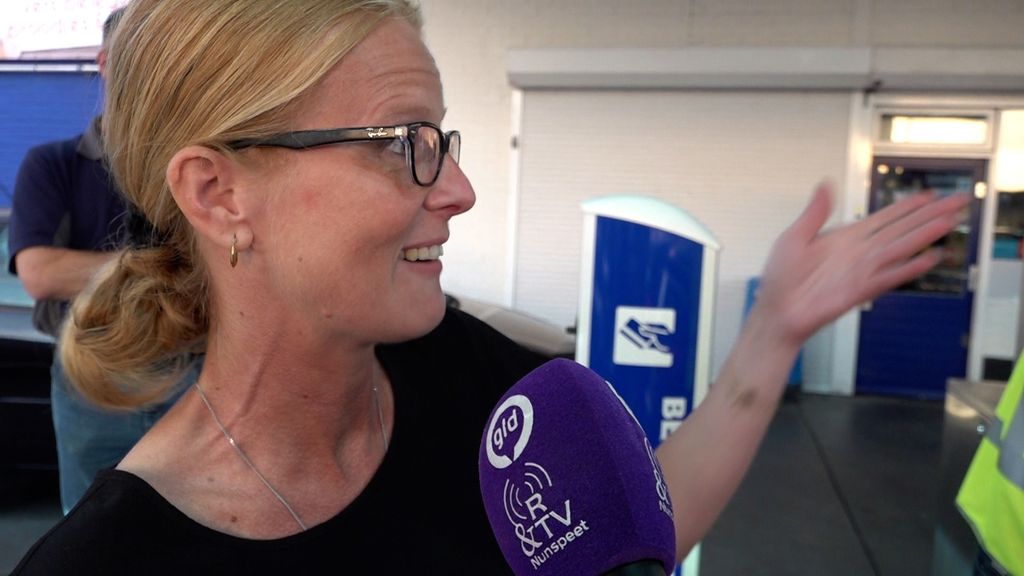 Foto: In de rij voor 34 cent korting per liter; tankstation Harderwijk verkoopt uur lang goedkope benzine
