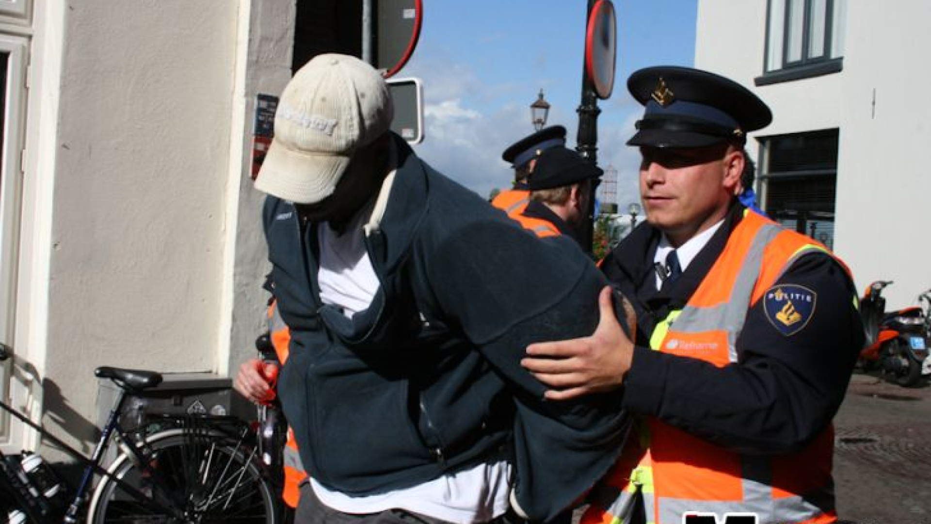 Foto: Duo uit Den Haag staat voor de rechter vanwege vijf auto-inbraken in Nunspeet