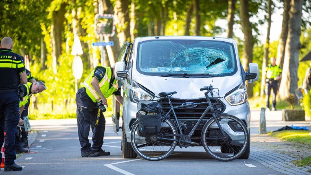 Foto: Fietser overleden na aanrijding met bestelbus