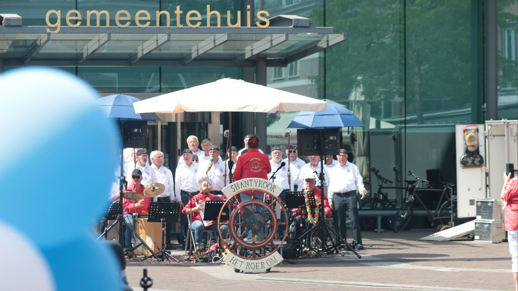 Foto: Haring happen en shantykoor in Barneveld