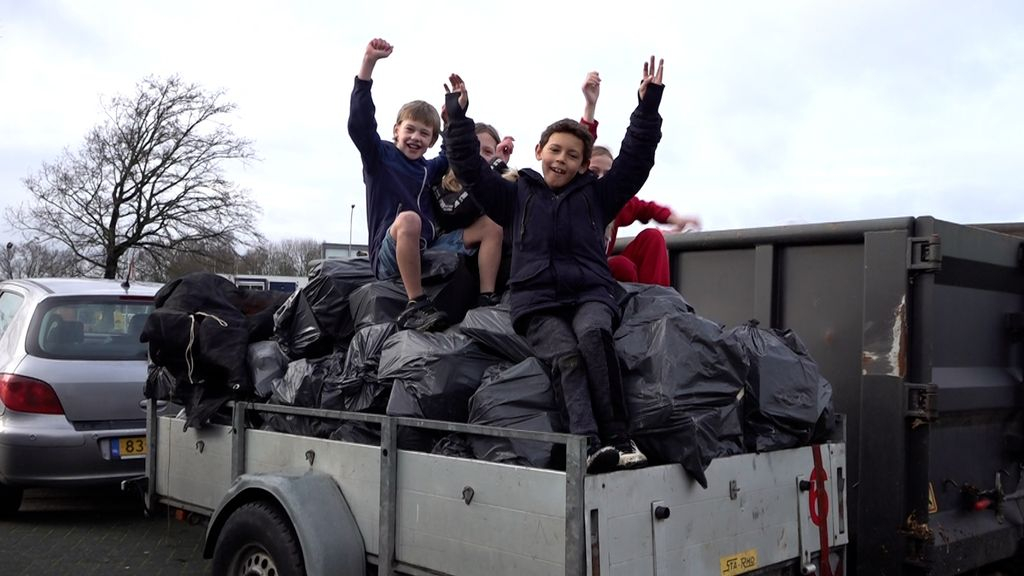 Foto: Deze kinderen ruimen 1500 vuilniszakken met vuurwerkafval op