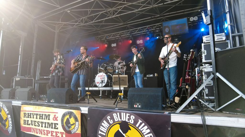 Foto: Nunspeet ademt de blues in met drie bands op een groot podium