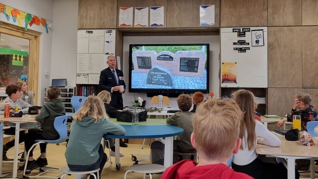 Foto: Gerrit Storteboom geeft uitleg over oorlogsmonument Elspeet