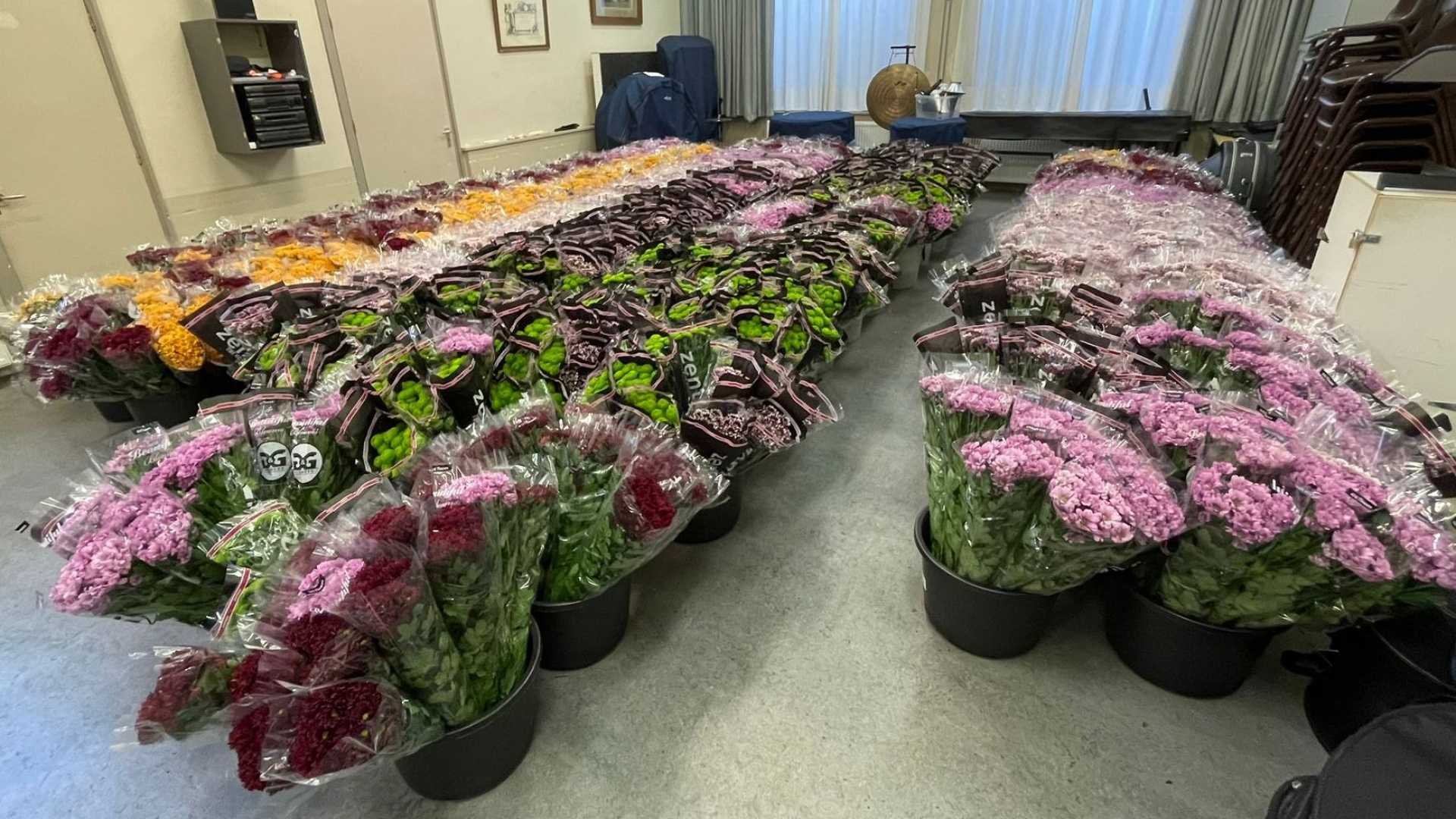 Foto: Bloemenactie van Muziekvereniging de Harmonie in volle gang