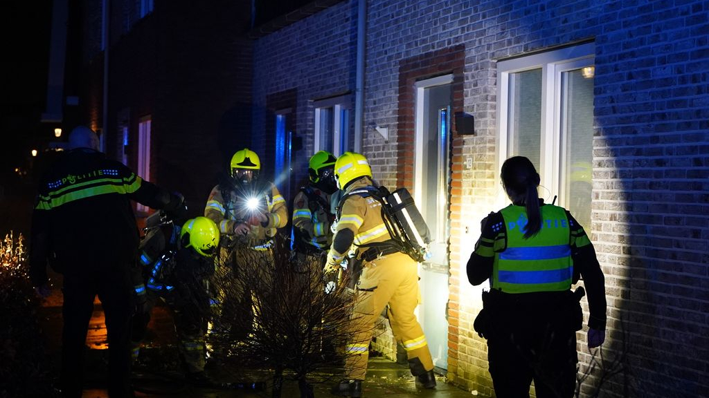 Foto: Felle brand in woning, mogelijk na vuurwerk door brievenbus