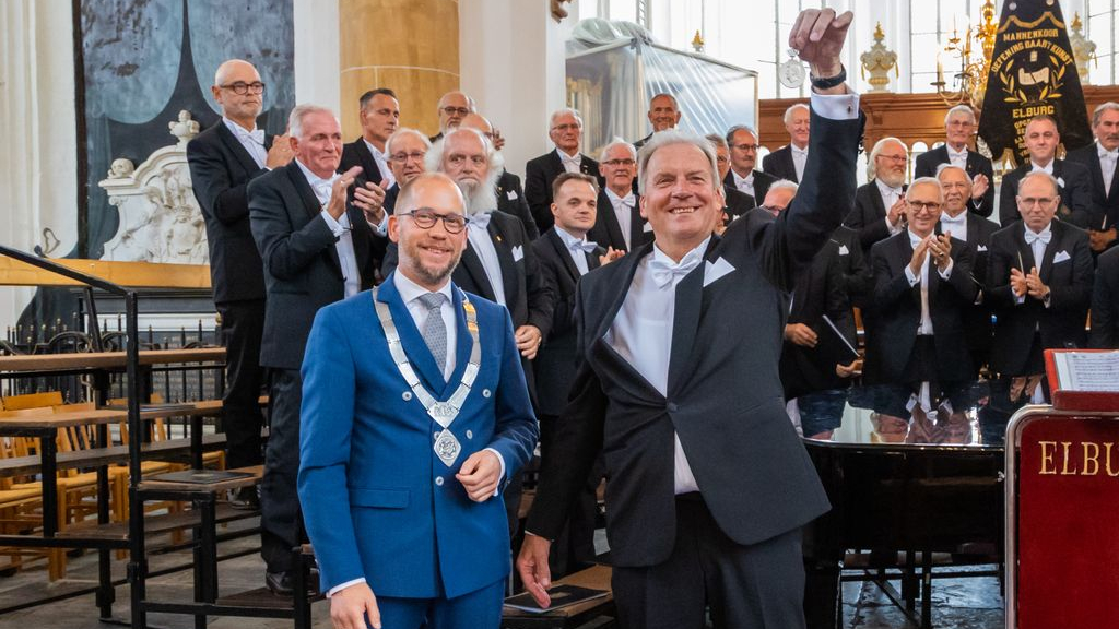 Foto: Elburgs mannenkoor ontvangt Koninklijke Erepenning
