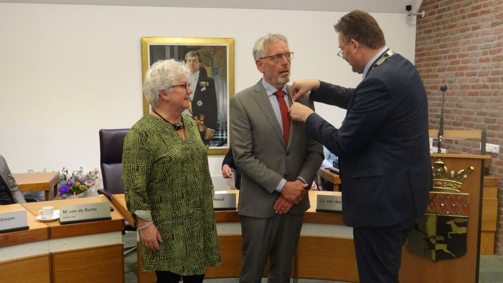 Foto: Koninklijke versierselen voor Gerard Mulder en Koos Meijer