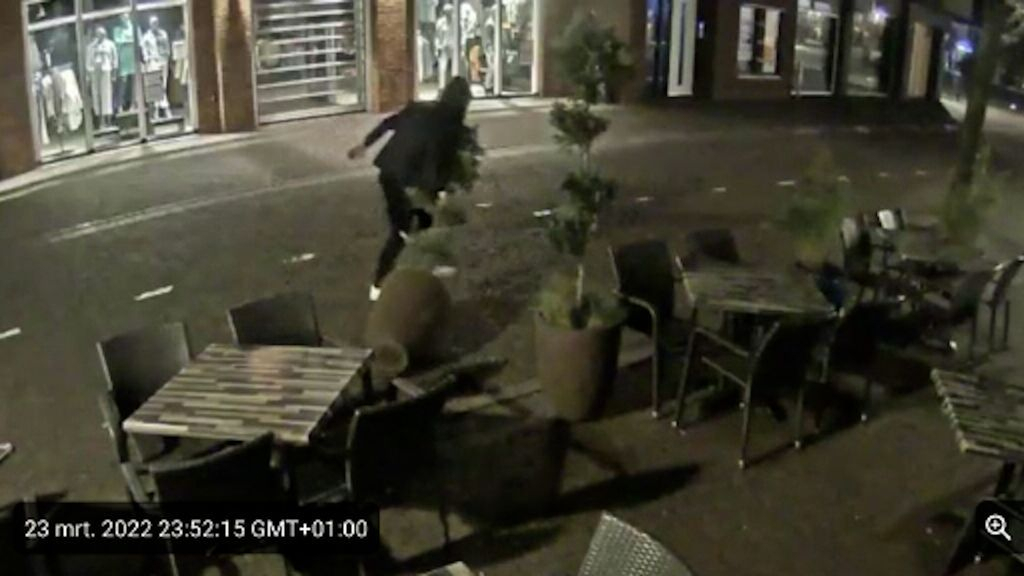 Foto: Man heeft hoge nood, plast in het openbaar en neemt daarna boompje mee