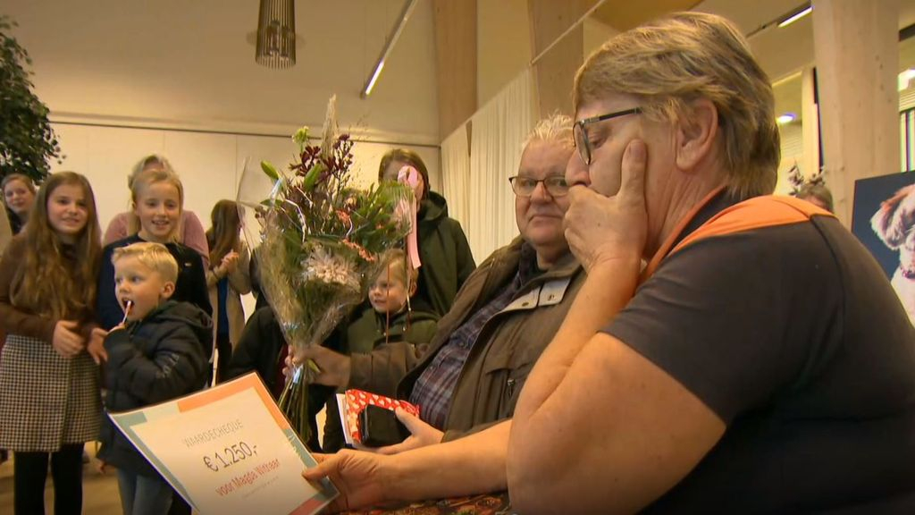 Foto: Onmisbare bezorger Magda krijgt 1250 euro cash en een vleesschotel