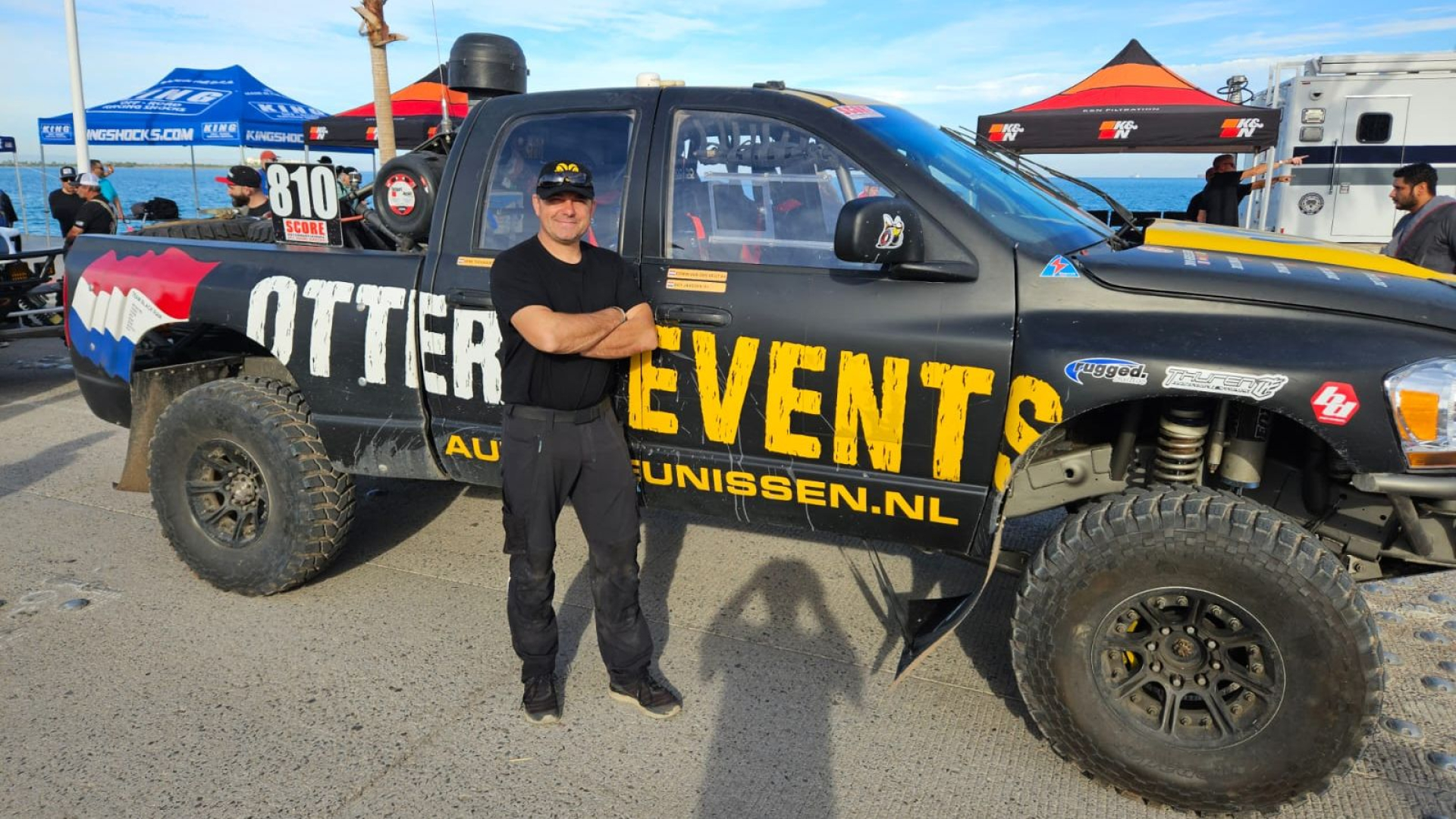 Foto: Het Nederlandse team is klaar voor de Baja 1000