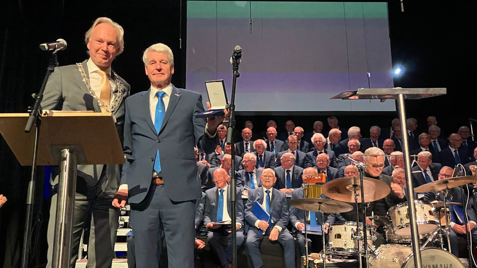 Foto: Koninklijke Erepenning voor 100-jarig Harderwijks Mannenkoor