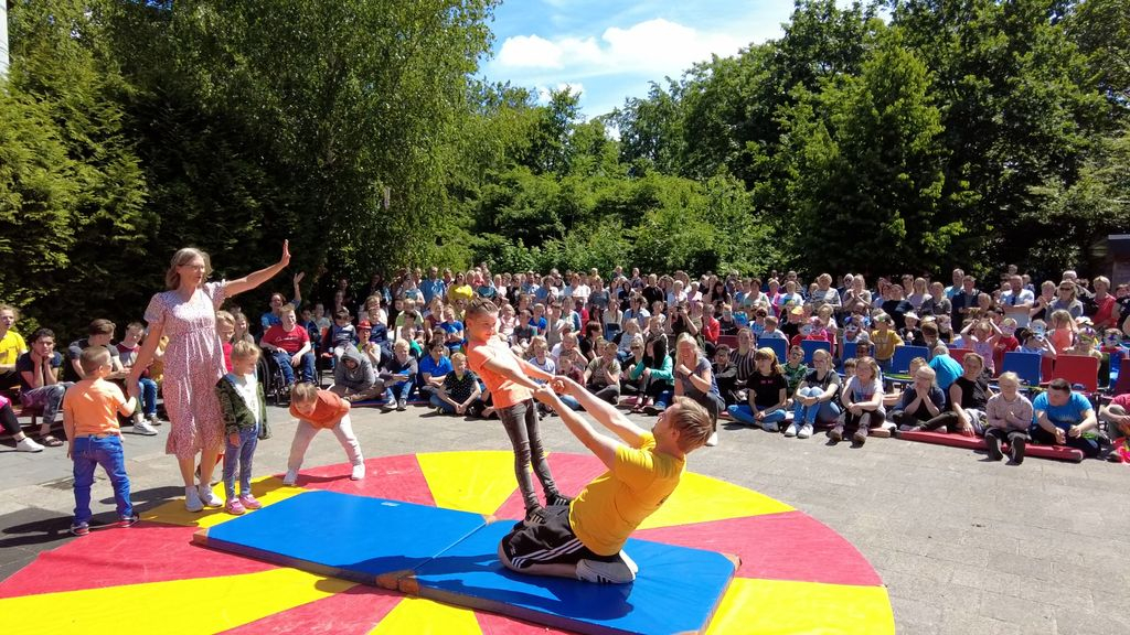 Foto: Leerlingen voeren circusacts uit om jubileum te vieren