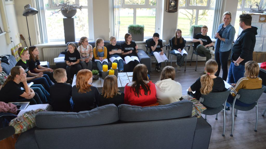 Foto: Musicalster Wieneke Remmers geeft musicalsterren van Kwetsbaar gastles