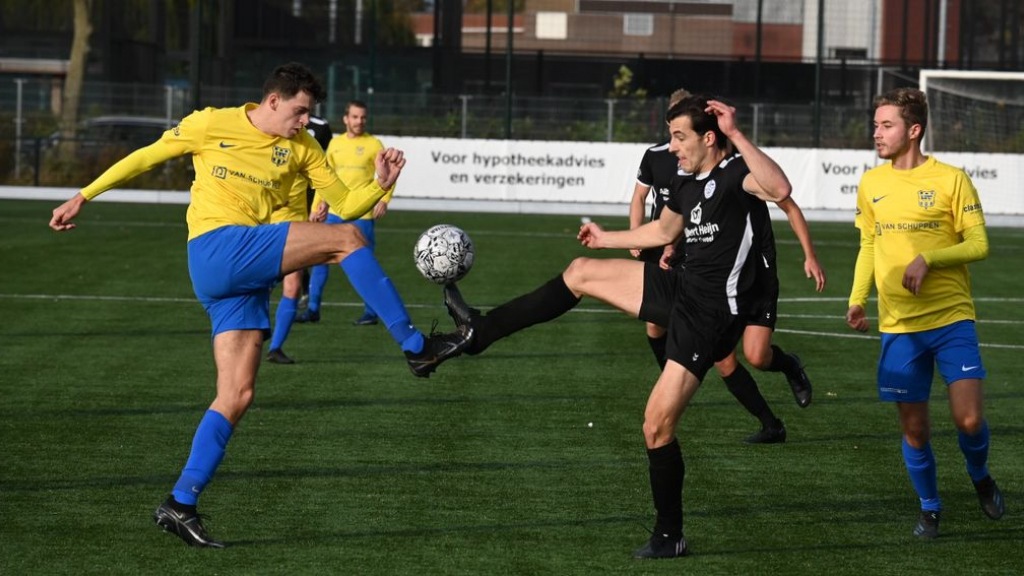 Foto: Onherkenbaar Veensche Boys zwijnt met puntje tegen VRC